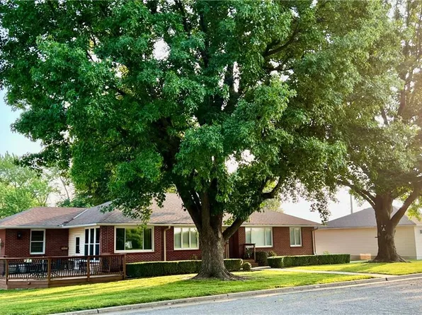 300 E 13th St, Higginsville, MO 64037