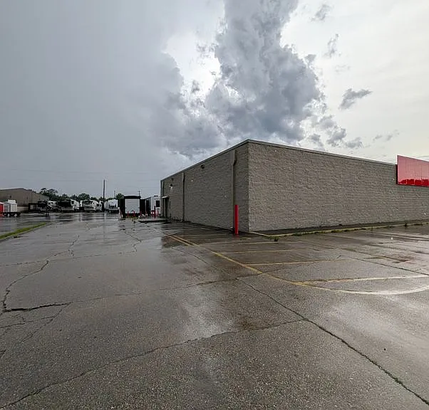 230 Memorial Blvd — Photo 14