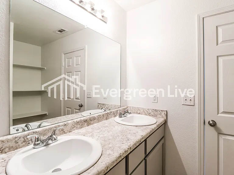 1092 Huntington Dr — Photo 9