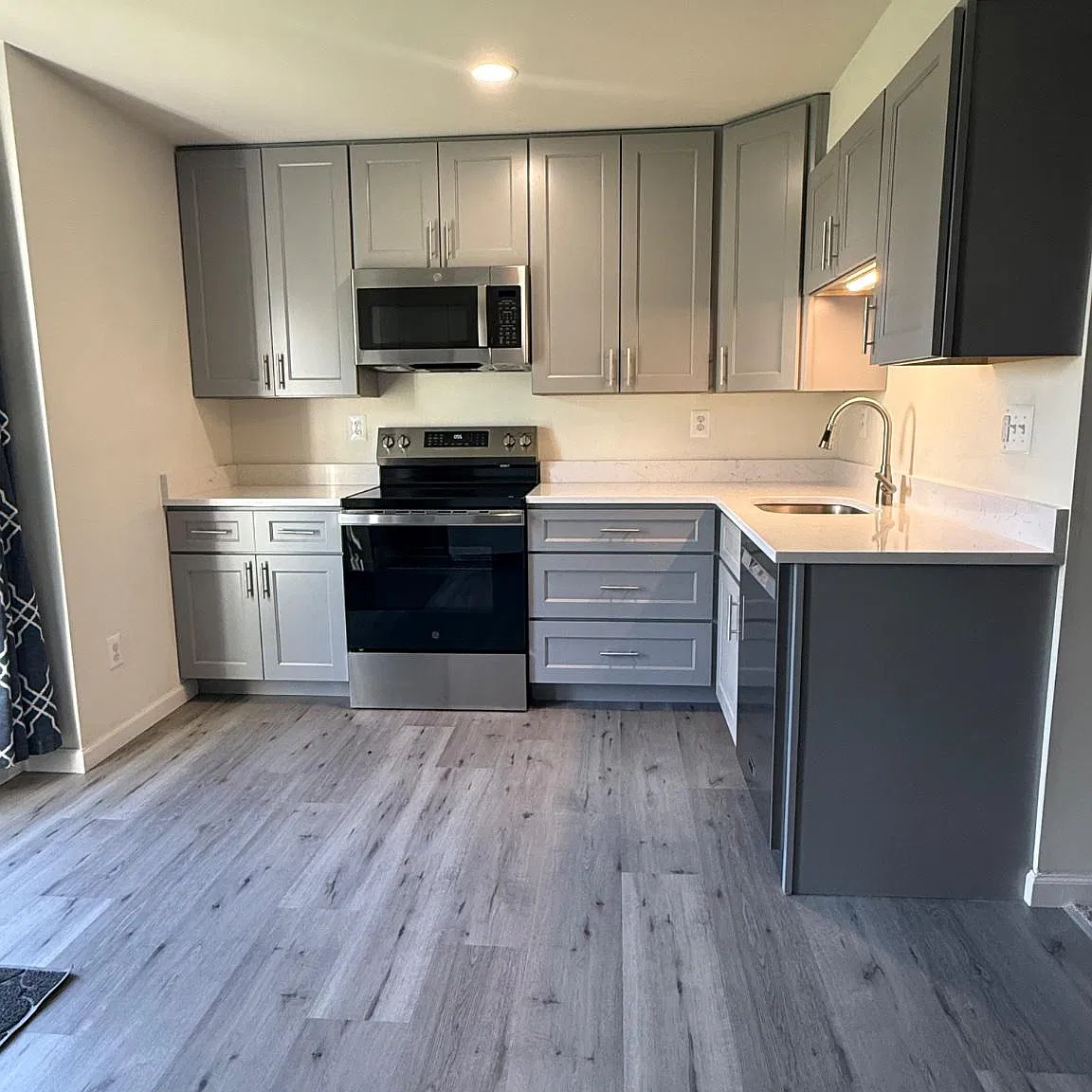 2 bed, 1.0 bath, 3724 sqft, $2,200 — Photo 2