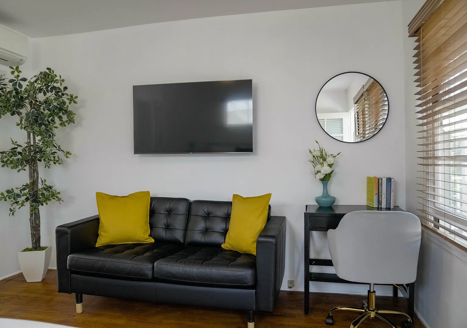 Bright Studio with Garden Access - Montana Ave — Photo 4