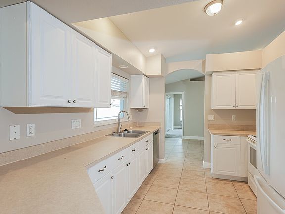 4th image of 1110 SE 20th Ct