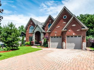 8801 Skyline Dr, Burr Ridge, IL 60527