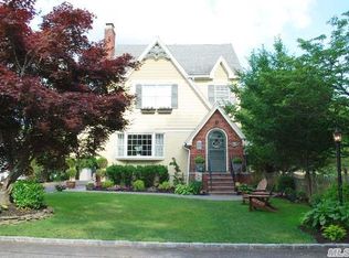 53 Lake Dr S, West Islip, NY 11795