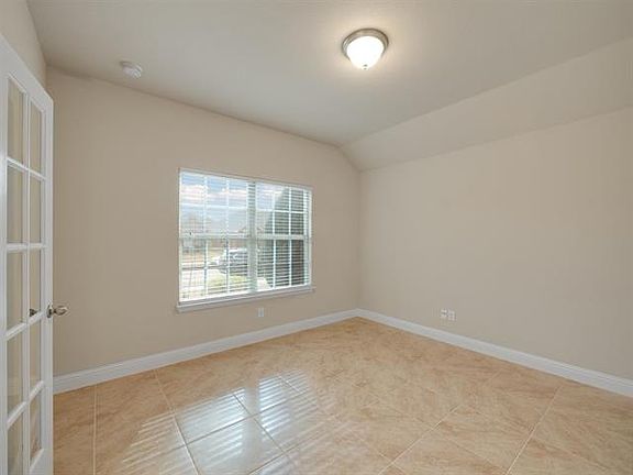 2nd image of 808 Kinghaven Dr