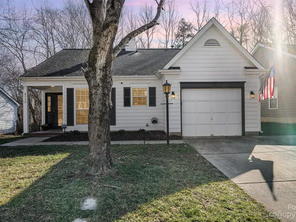 8530 Lockerbie Ln, Charlotte, NC 28215