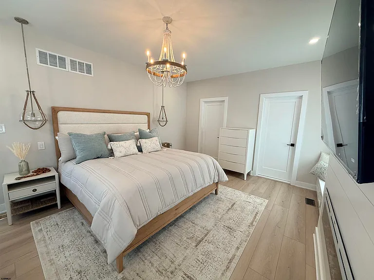 105 S Stratford Ave #MONTHLY LEASE JULY — Photo 42