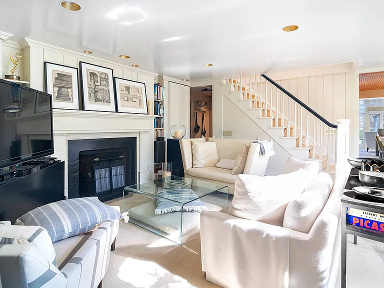 4 Cozzens Ln — Photo 2