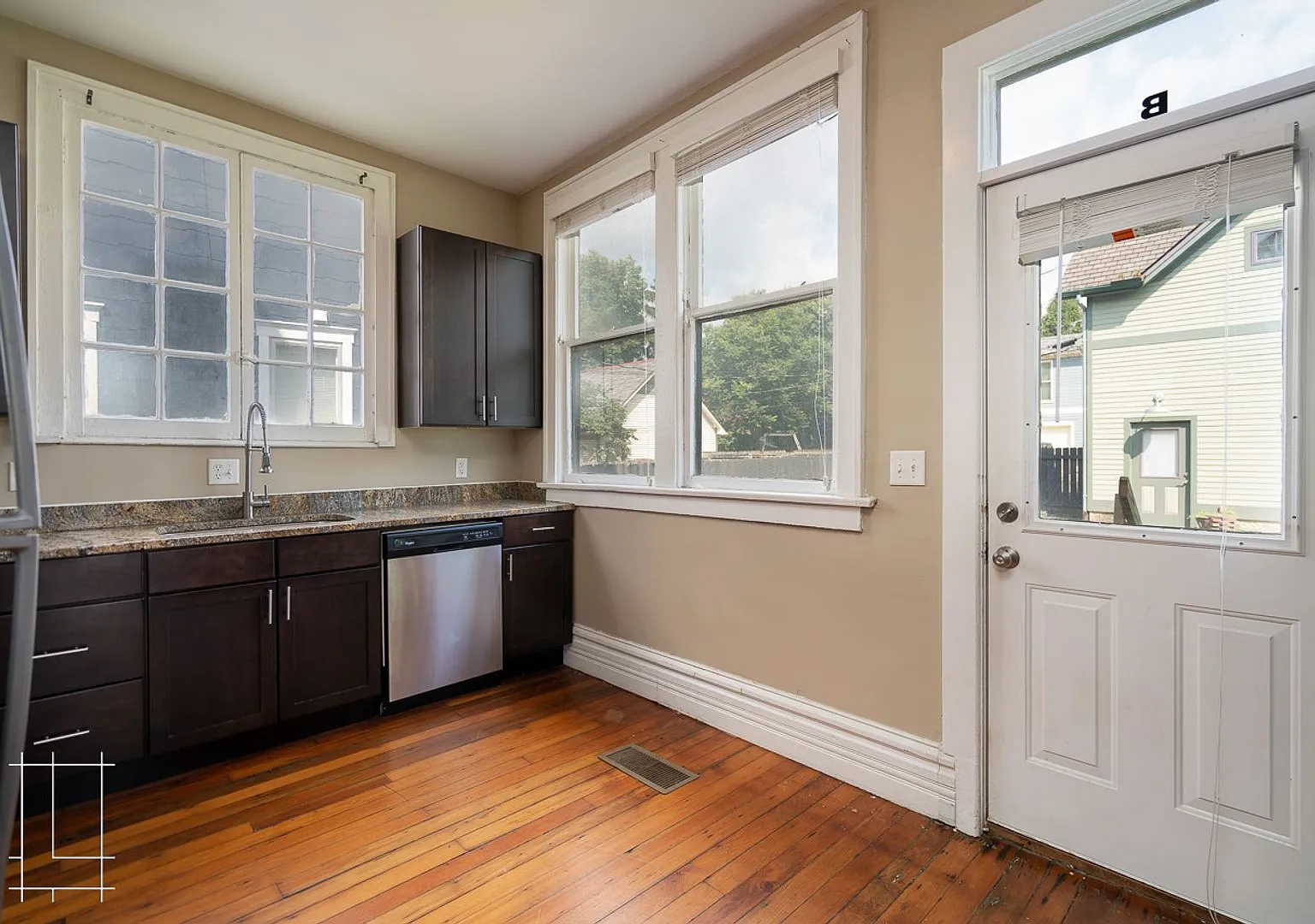216 W. Hubbard Ave — Photo 4