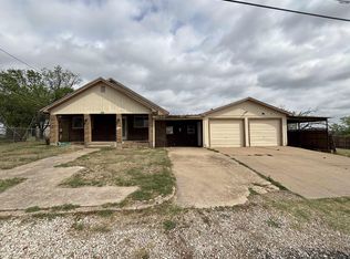 214 E 4th St, Henrietta, TX 76365