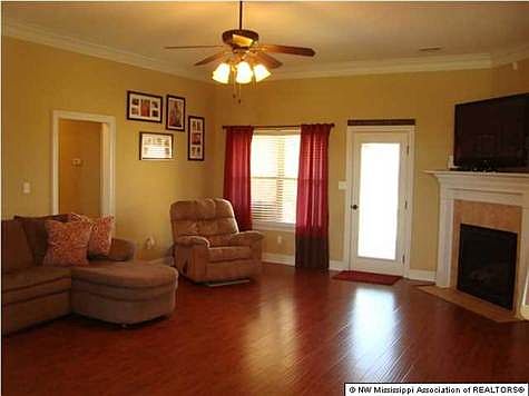 4th image of 1850 Lindsey Ln