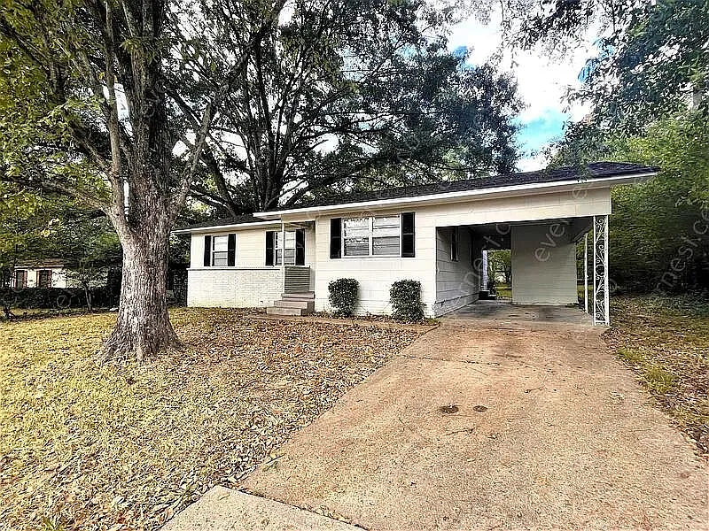 3 bed, 1.0 bath, 1098 sqft, $1,175 — Photo 2