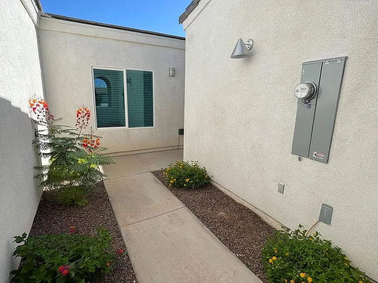 344 E Orchid St — Photo 2