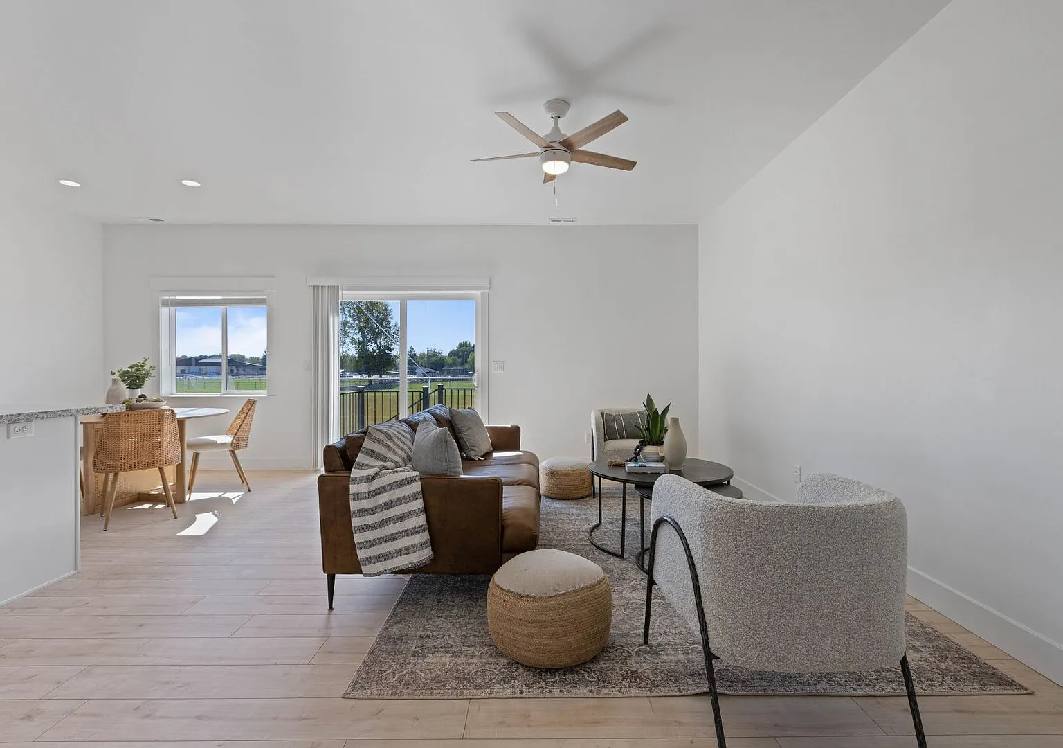 Awesome 3 Bedroom 2.5 Bath Townhouse In Sugar City! — Photo 4