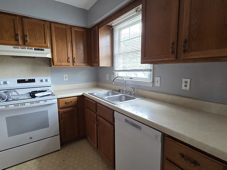 413 N Western Ave — Photo 22