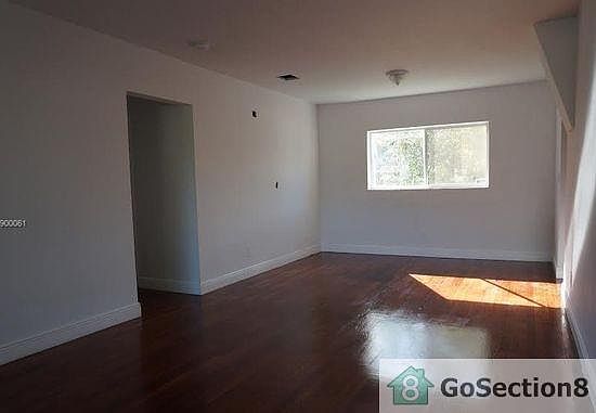4th image of 820 NE 138th St