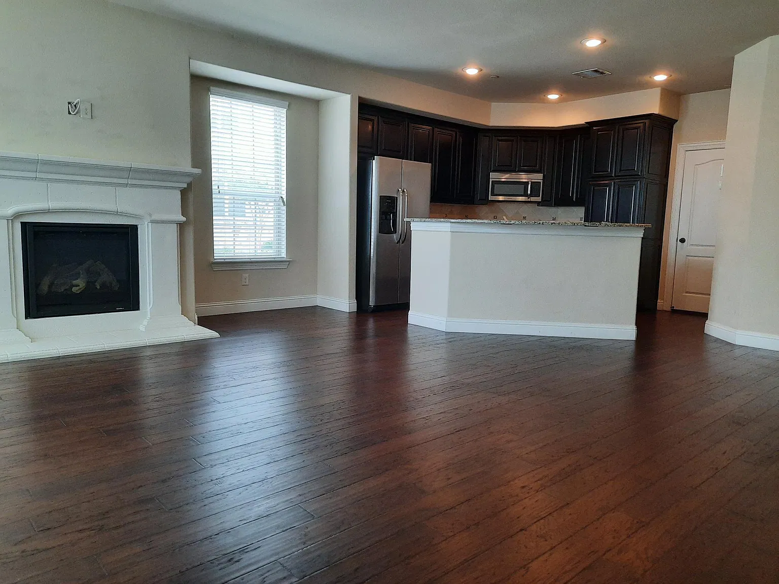 4 bed, 3.5 bath, 2244 sqft, $3,195 — Photo 2
