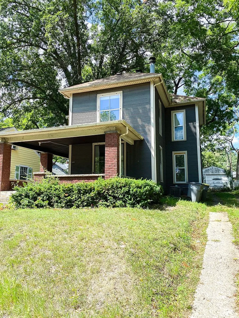 4 Bedroom 2 Bath on Campus — Photo 3