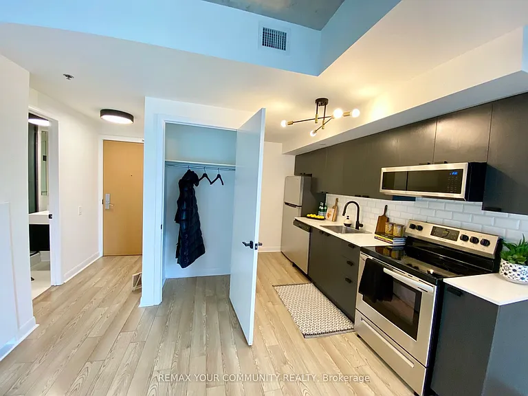 375 King St W #402 — Photo 11