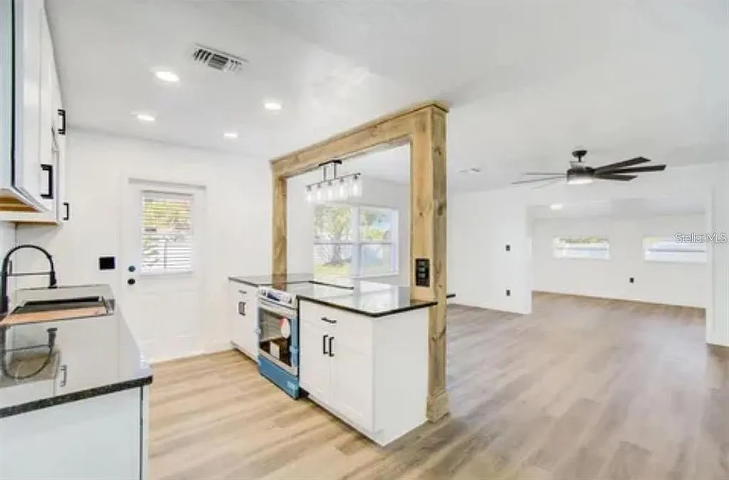 3 bed, 2.0 bath, 1374 sqft, $3,000 — Photo 4