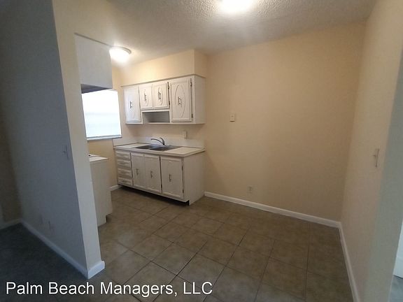4th image of 700 S Broadway APT 3