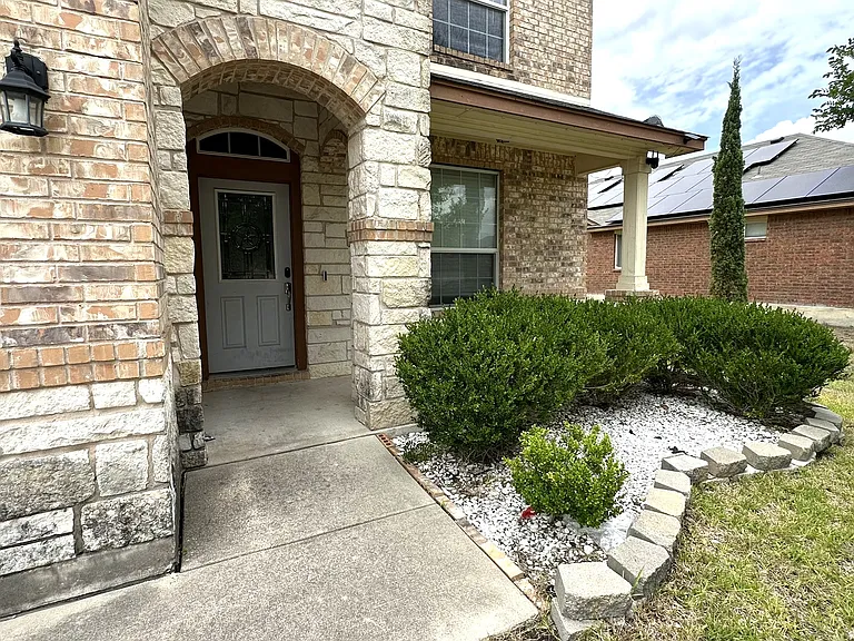 2303 Scott Dr — Photo 3