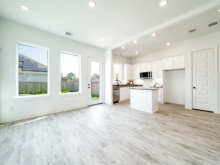 8107 Calhoun Rd — Photo 5
