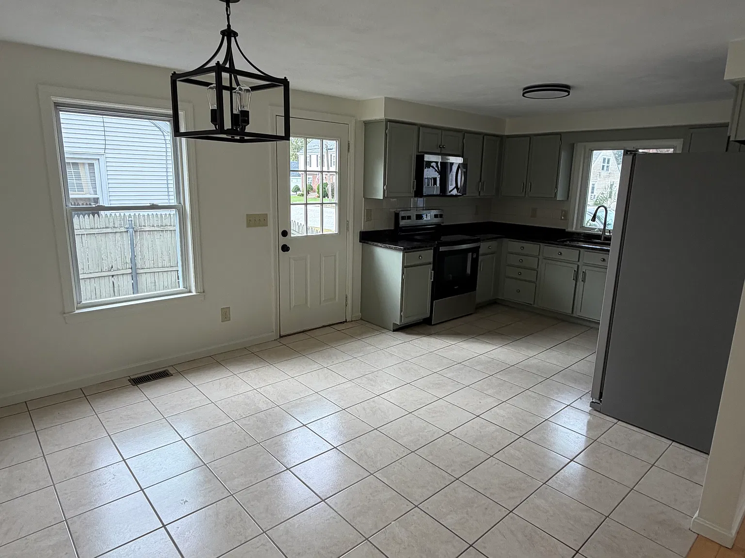 3 bed, 1040 sqft, $3,300 — Photo 4