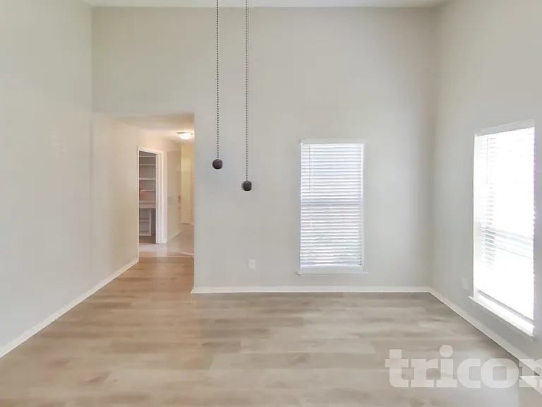 725 Villa Ridge Dr — Photo 2