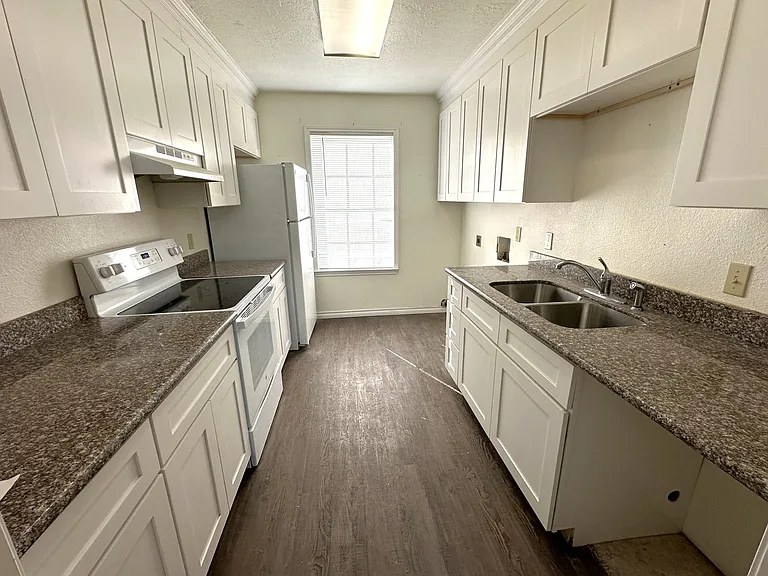 3720 Laurel St — Photo 4