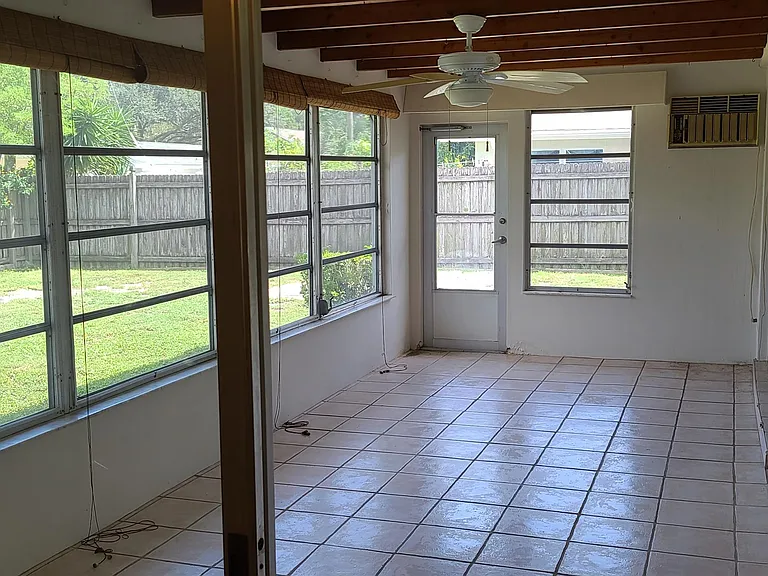 1329 Fairfield Dr — Photo 6