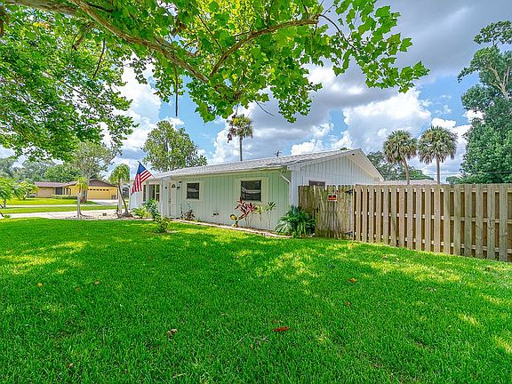 3rd image of 2530 Victory Palm Dr