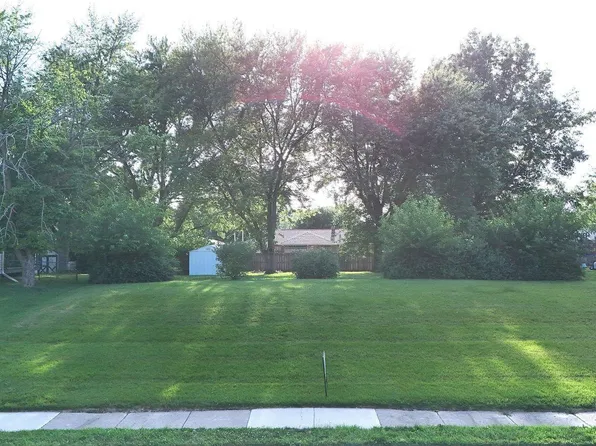 225 Maple Park Dr, Pekin, IL 61554