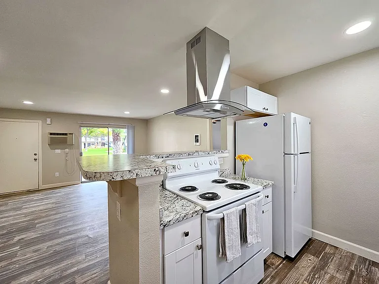 Sandalwood Apartments — Photo 11