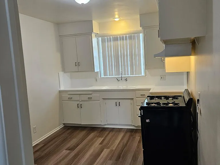 612 E Queen St — Photo 6