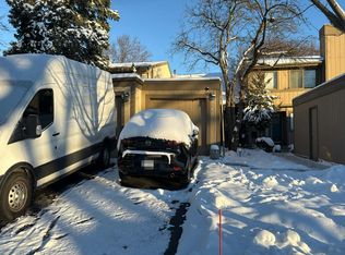 810 Oregon Trl, Roselle, IL 60172