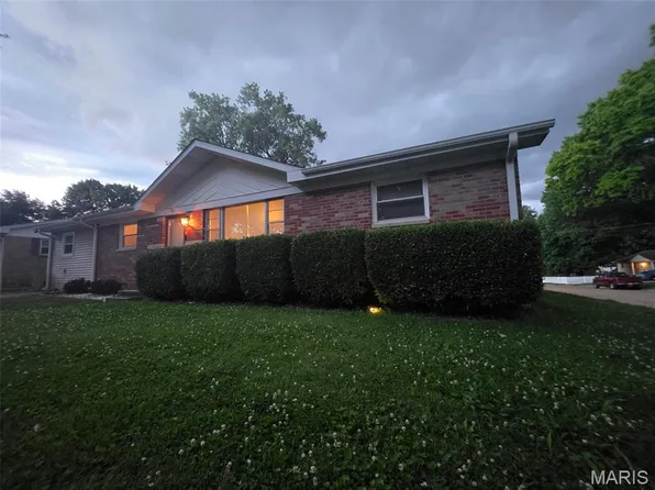 41 Crossroad Dr, Fairview Heights, IL 62208