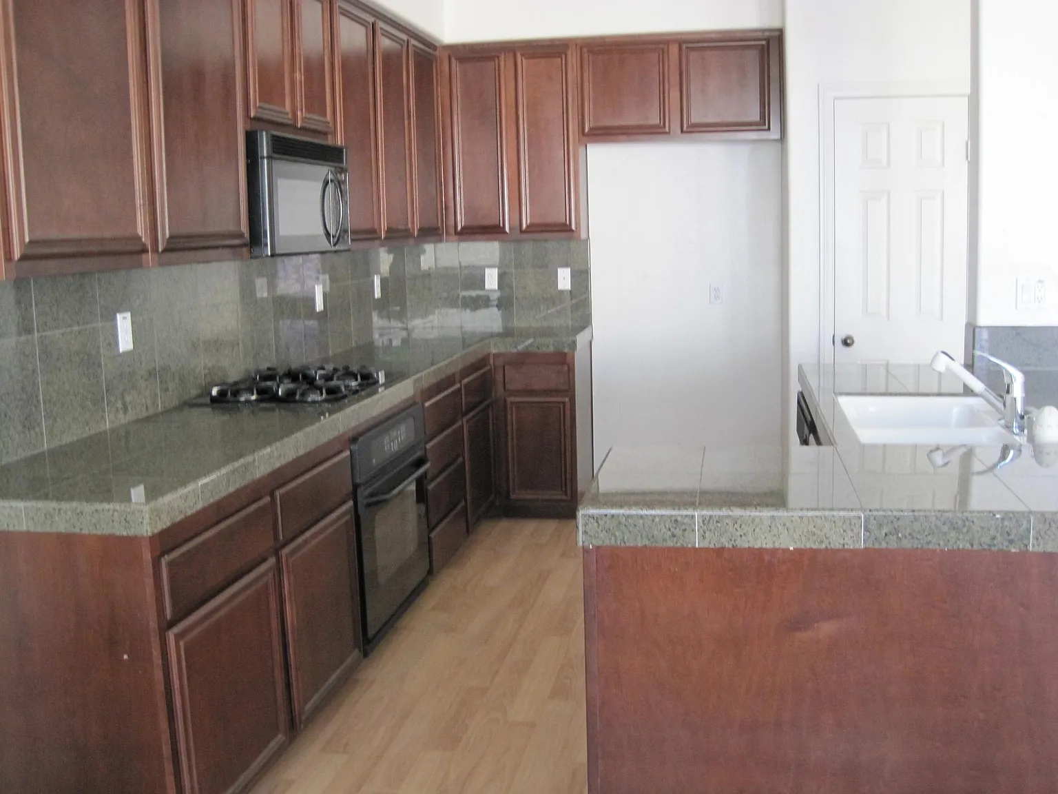 4 bed, 3.5 bath, 2305 sqft, $3,690 — Photo 2