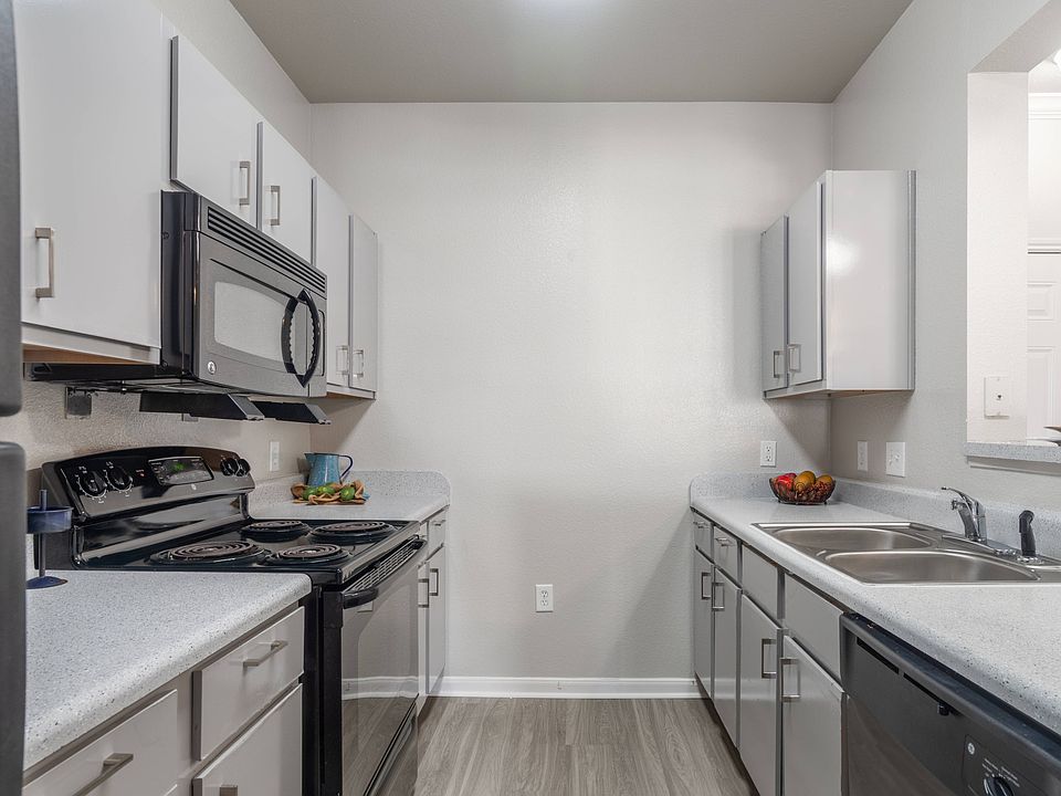 Gourmet Kitchen at Mansions at Moses Lake - Luxury Apartments in Texas City, TX