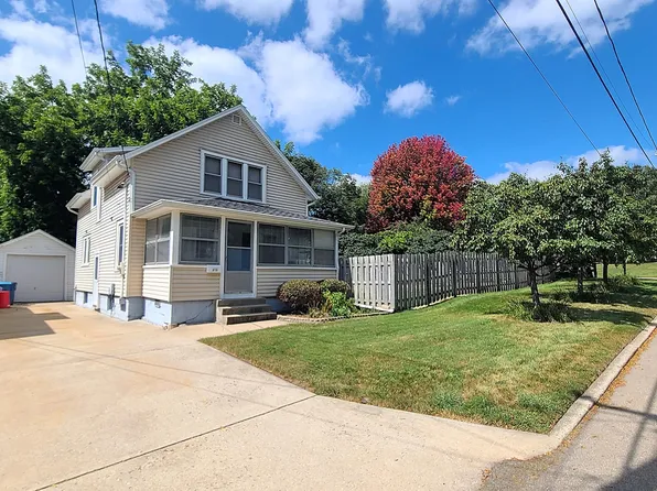 619 Squires Ave, Dixon, IL 61021