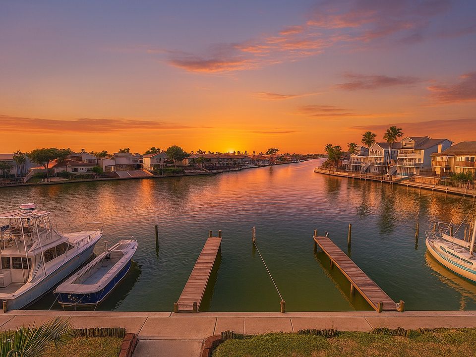 __ Outdoor pool overlooking the canal with stunning sunset views