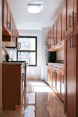 5th image of 404 E 55th St APT 5F