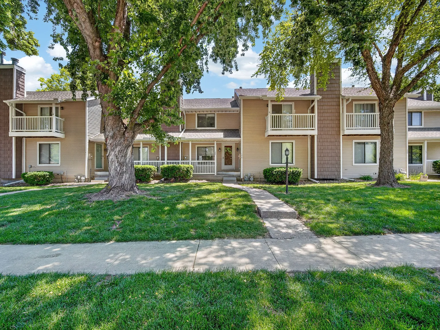 2 bed, 1.5 bath, 1080 sqft, $1,600 — Photo 2