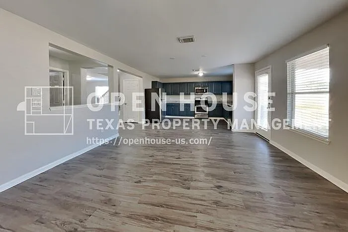 4 bed, 2.5 bath, 2632 sqft, $2,440 — Photo 3