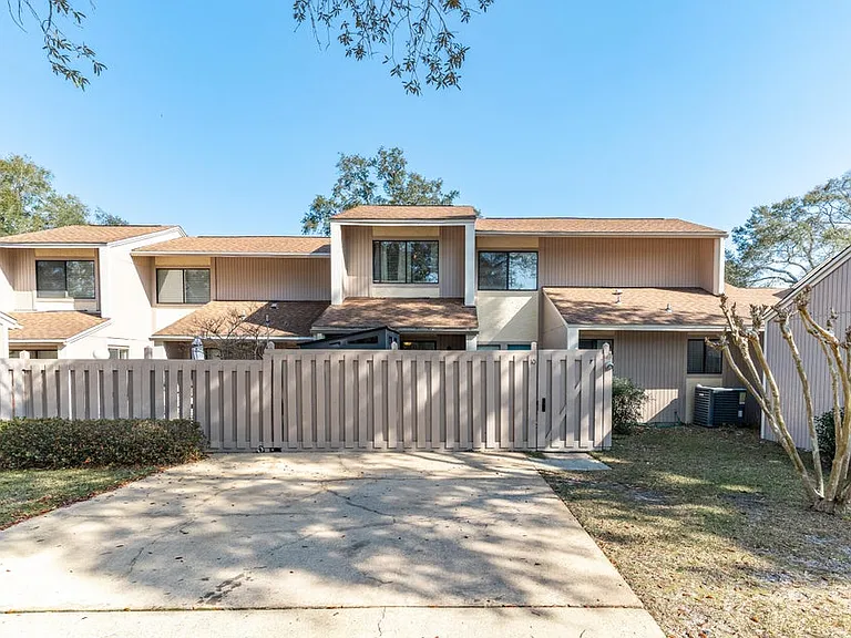 800 Bay Dr #10 — Photo 2