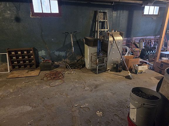 4th image of 649 Arlington St