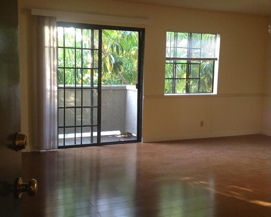 2nd image of 264 W Valencia Ave