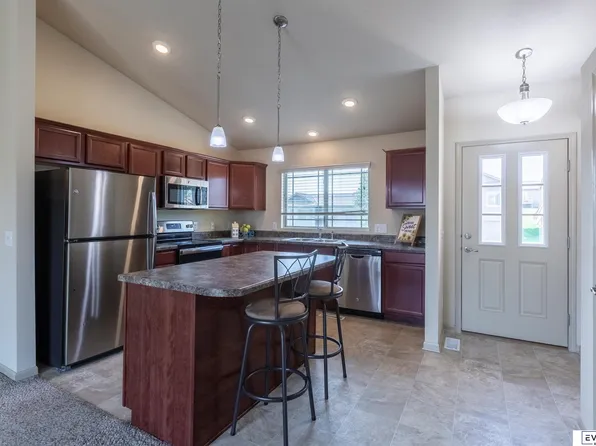 9104 Hanover St, Omaha, NE 68122