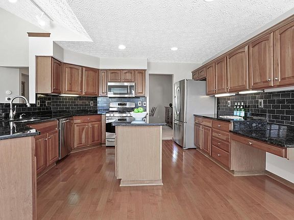 4th image of 1637 Harrison Pond Dr