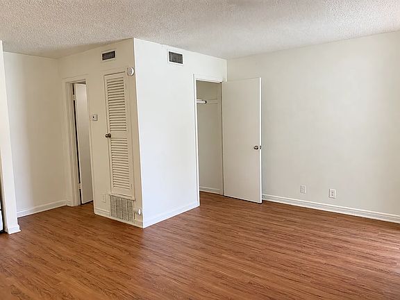 4th image of 600 1/2 E 53rd St #108